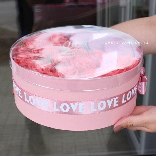 Цветы на 14 февраля: Коробка с кустовыми розами и макарунами