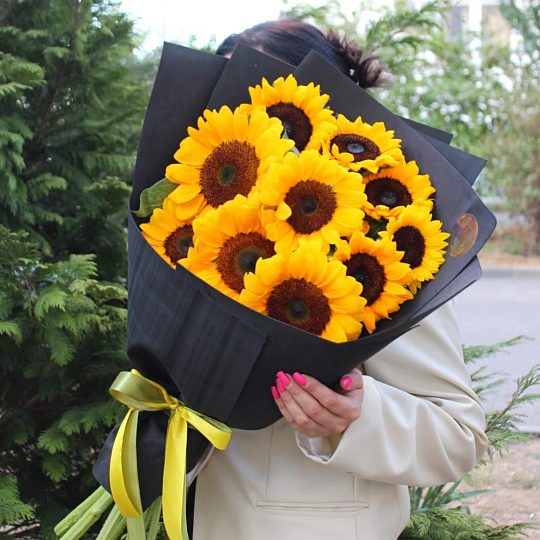 Букет из 11 подсолнухов в стильном оформлении - изображение 2