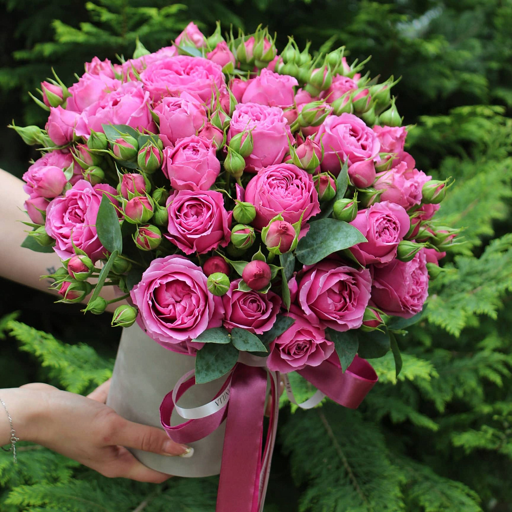 шляпная коробка с кустовыми розами "бархат"