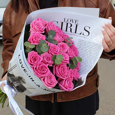 Розовые розы: Букет из 21 розовой розы 50 см с эвкалиптом