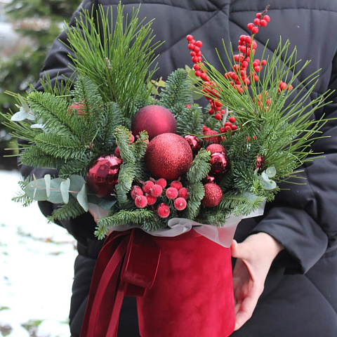 Новогодние композиции с цветами: Композиция в боксе "Илекс"