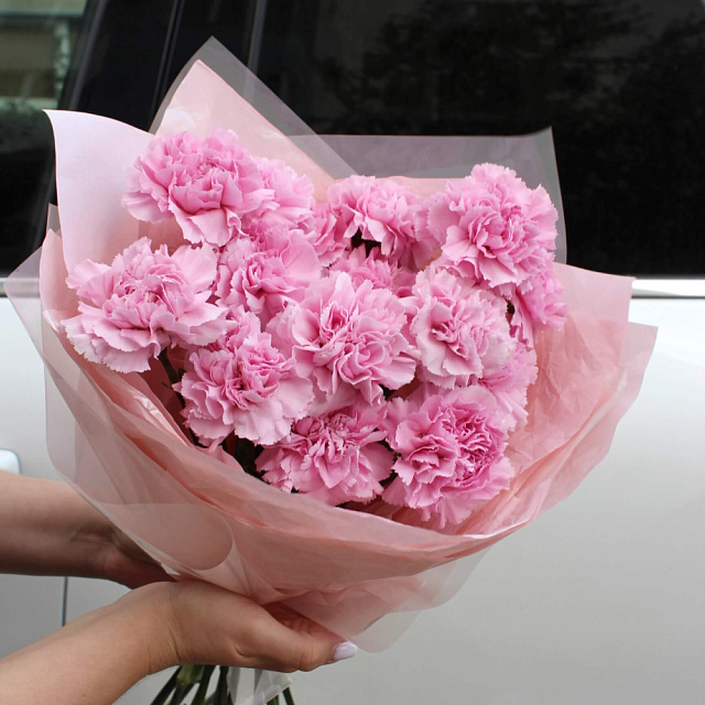 Букет из 15 диантусов в оформлении - изображение 2