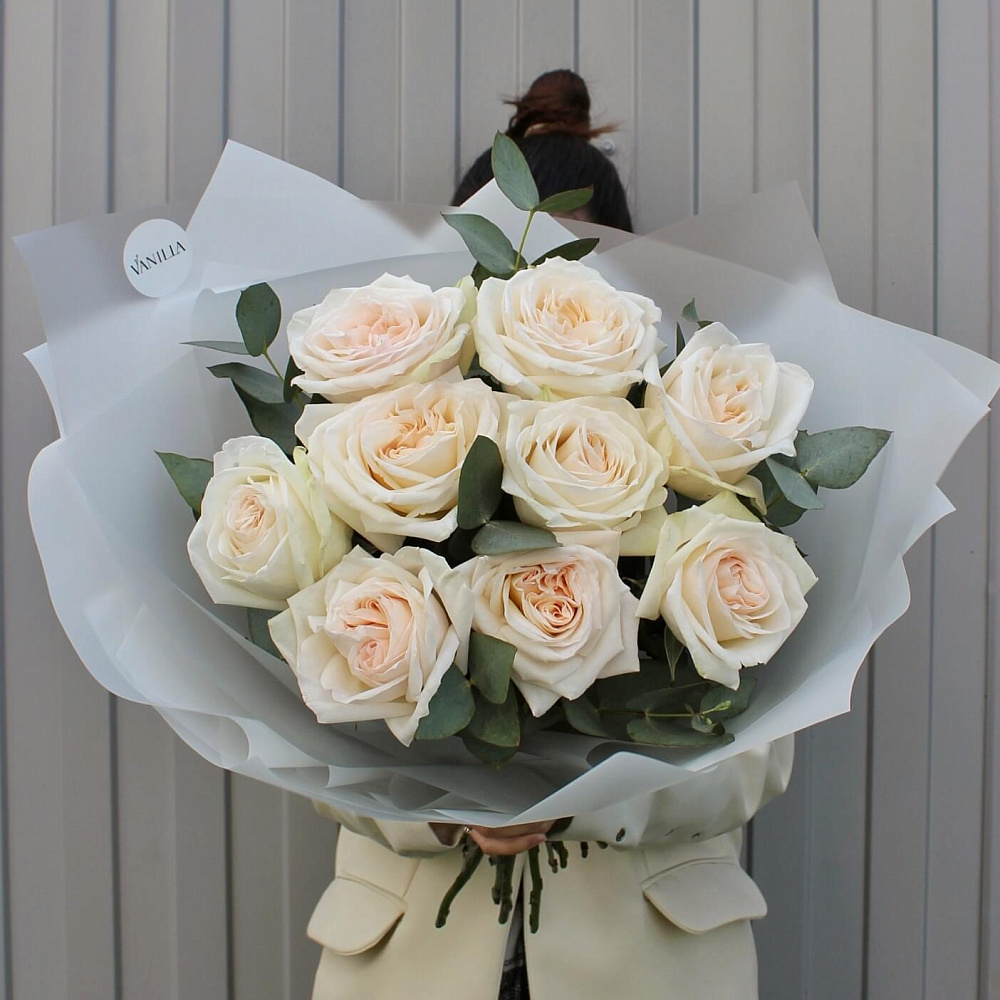 Букет из 9 ароматных роз и эвкалипта