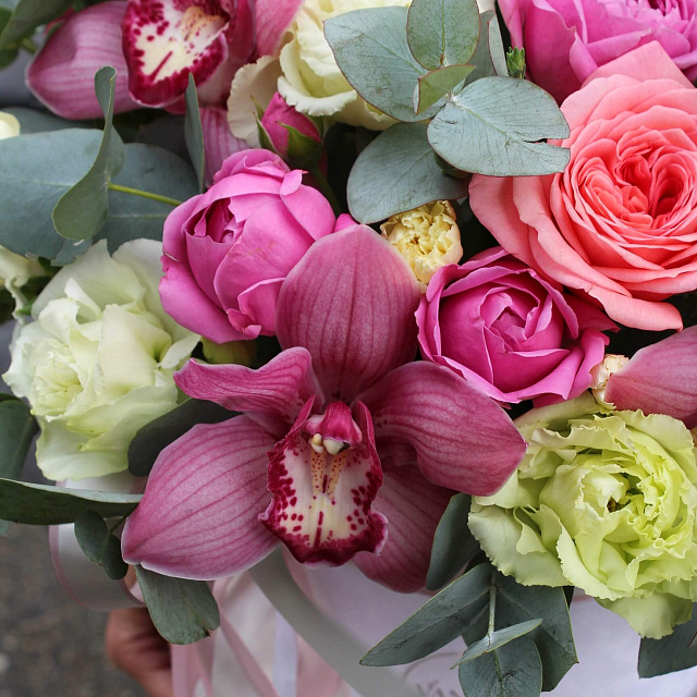 Композиции из цветов: шляпная коробка с розами и орхидеями