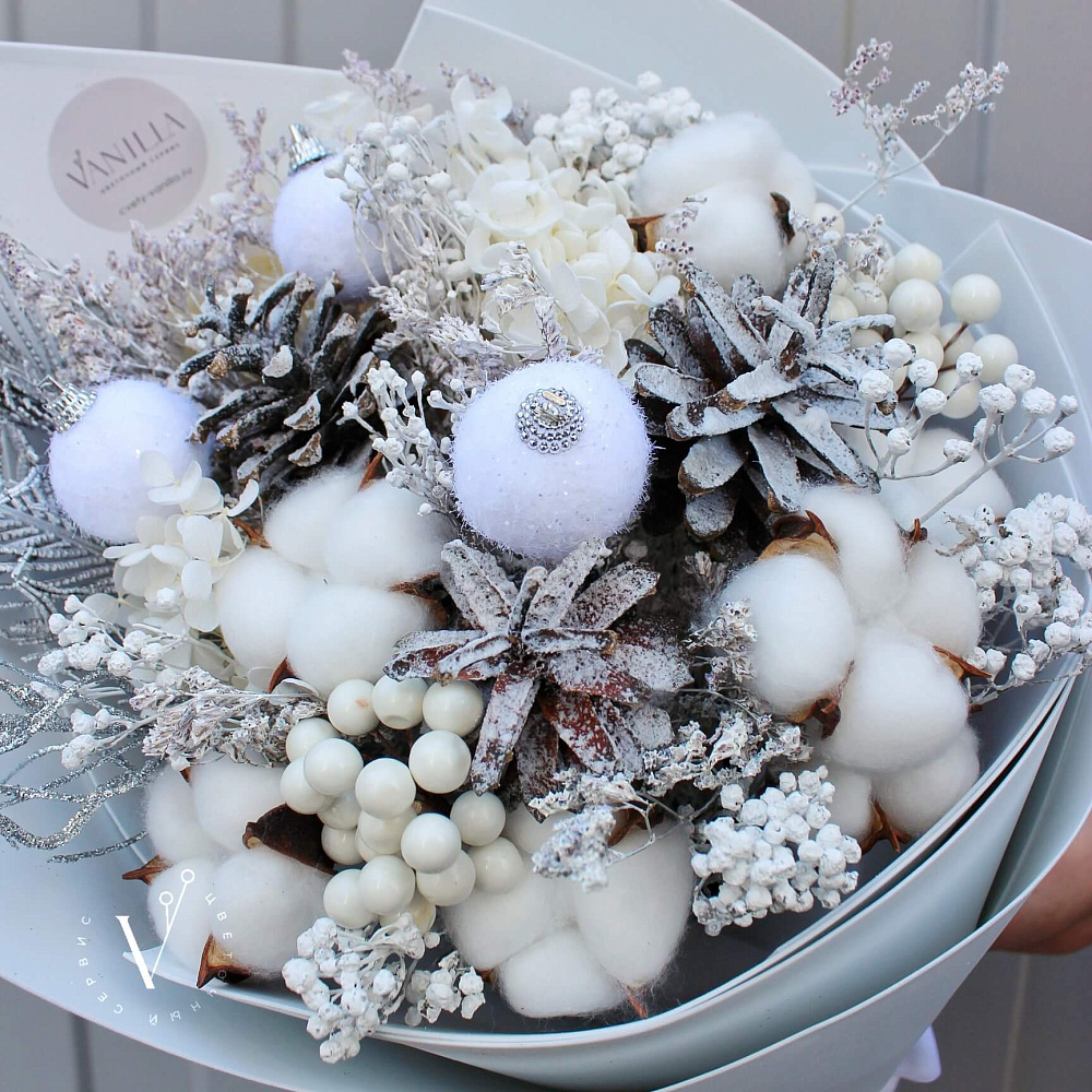 Новогодний букет из сухоцветов и игрушек