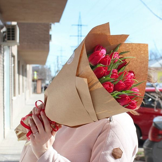 Букет из 15 пионовидных тюльпанов в крафте