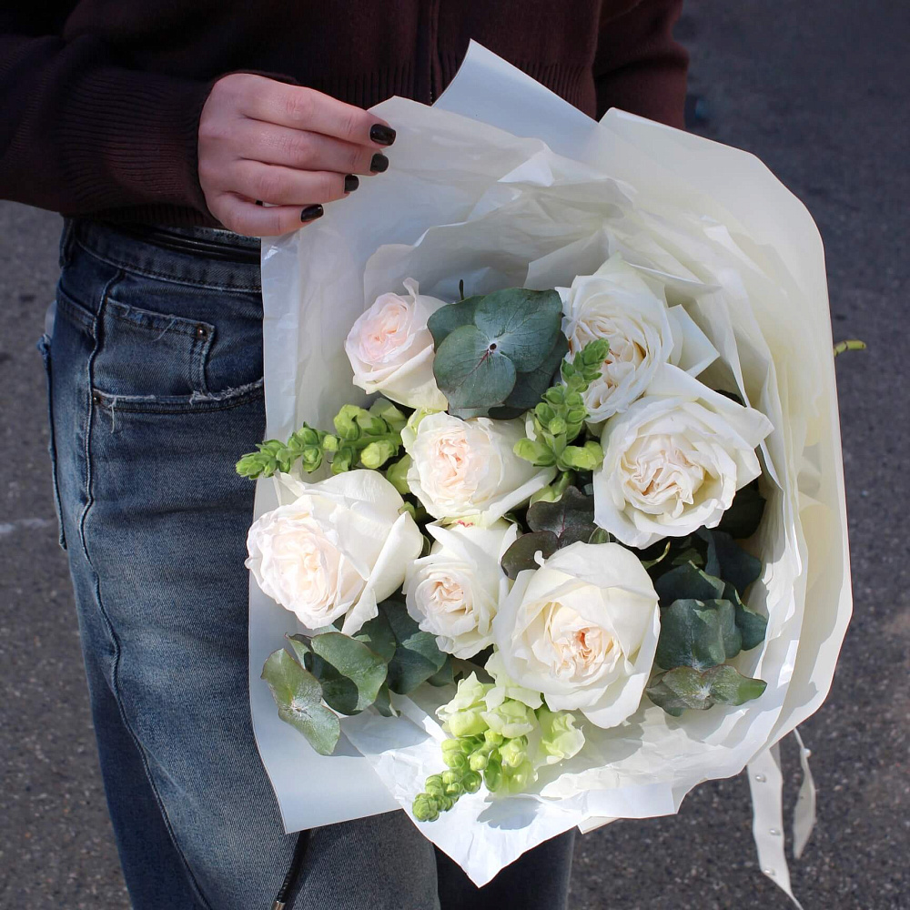 Букет из 7 ароматных роз с эвкалиптом