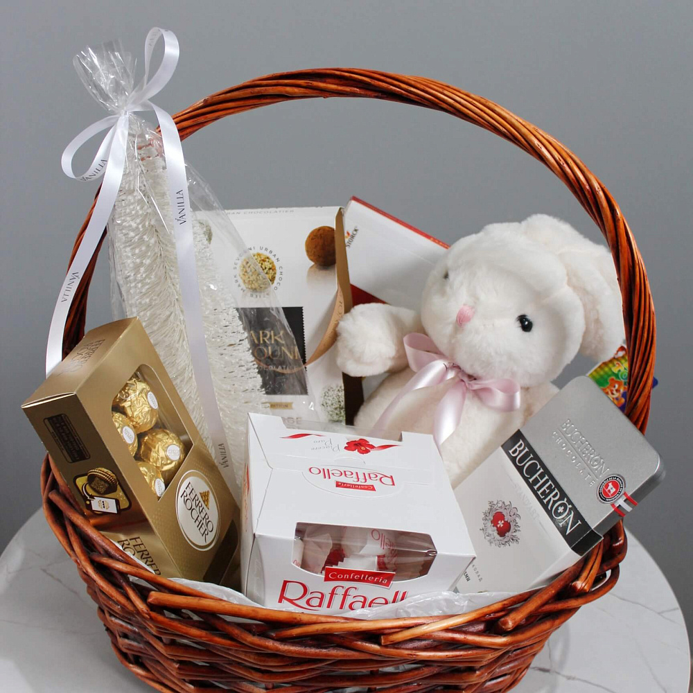 Подарочная корзинка из сладостей и игрушки