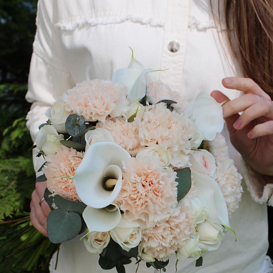 Свадебный букет с каллами, розами и диантусами - изображение 2