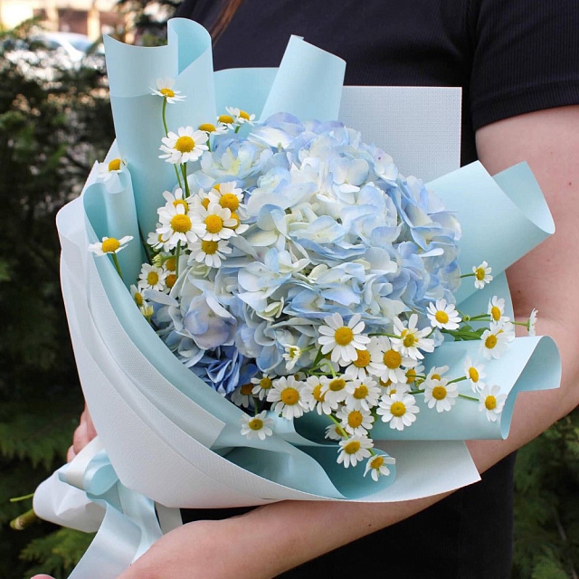 Букет из гортензии и ромашек микс - изображение 2