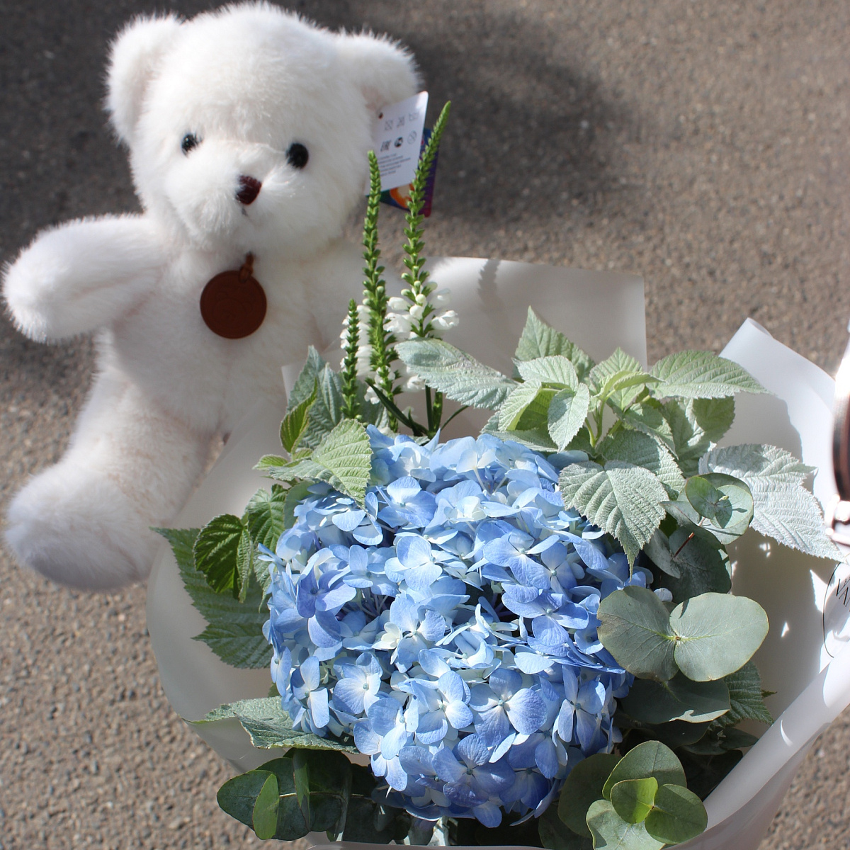 Милый набор из букета и игрушки