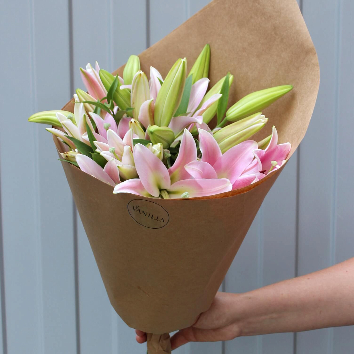 Букет из 5 веток лилии