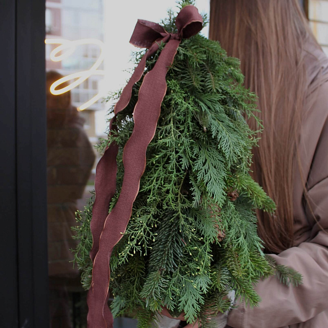 Цветы на праздник: Елочка с декором