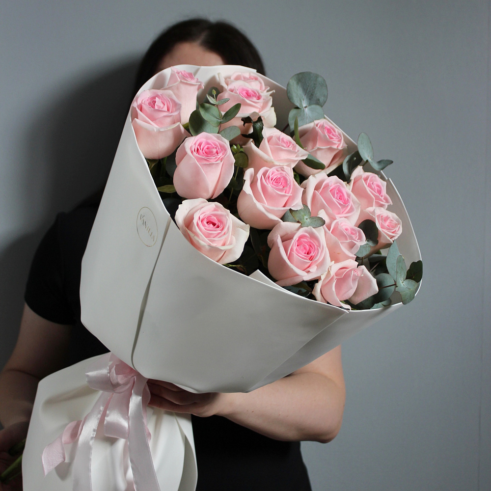 Букет из 15 розовых с эвкалиптом