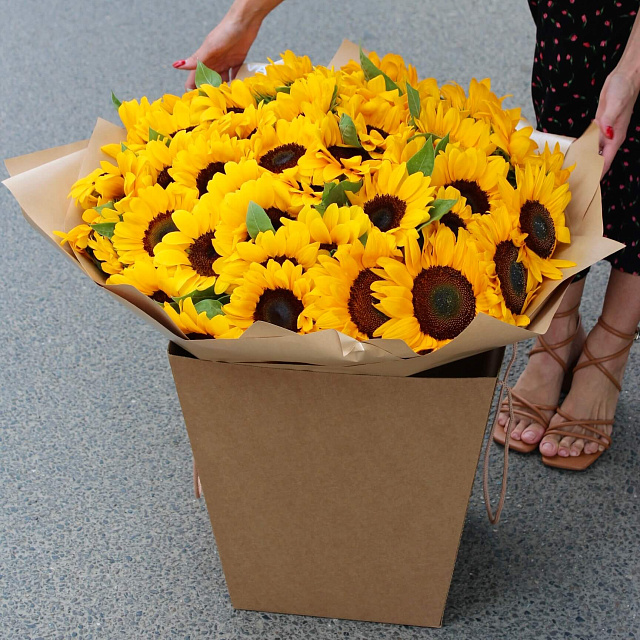 Букет подсолнухов: Букет из 51 подсолнуха в крафте
