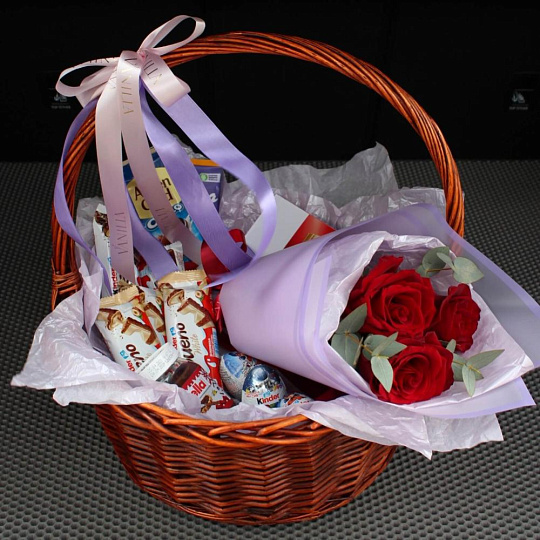 Корзина с цветами и сладостями - изображение 2