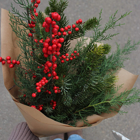 Зимние букеты  цветов с доставкой: Новогодний букет из пихты с декором