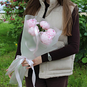 Букет из 5 розовых пионов