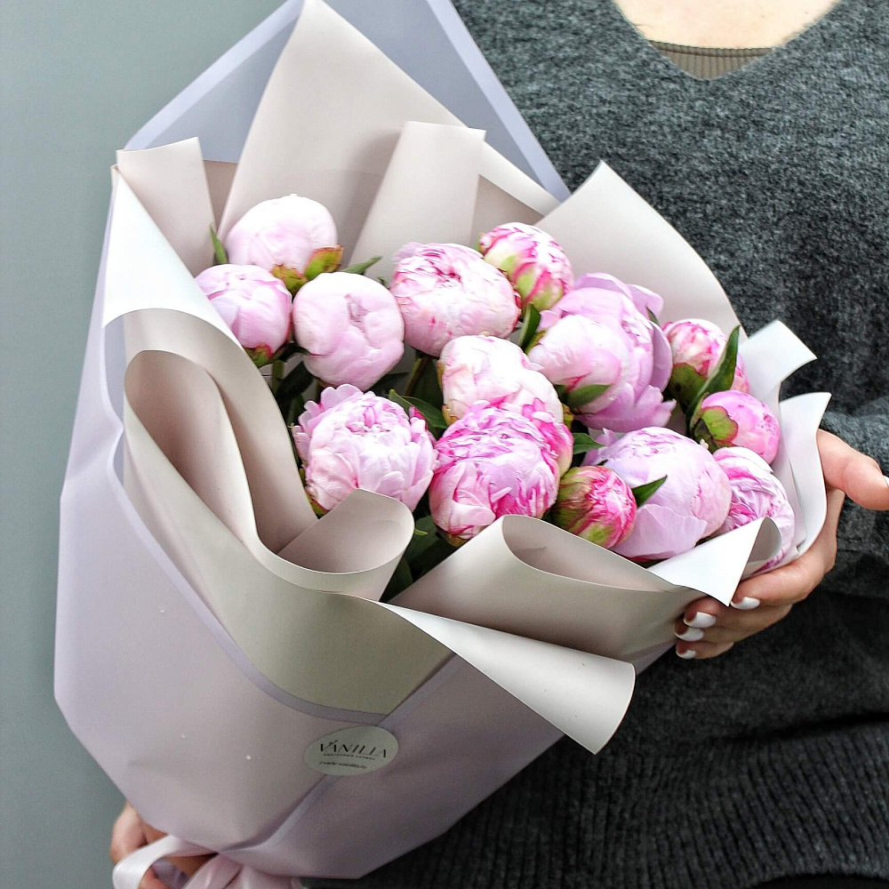 Букет из 15 розовых пионов в оформлении