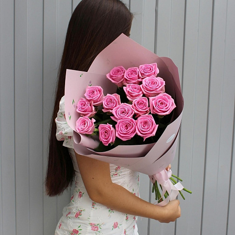 Букет из 15 роз: 15 ярких роз в оформлении