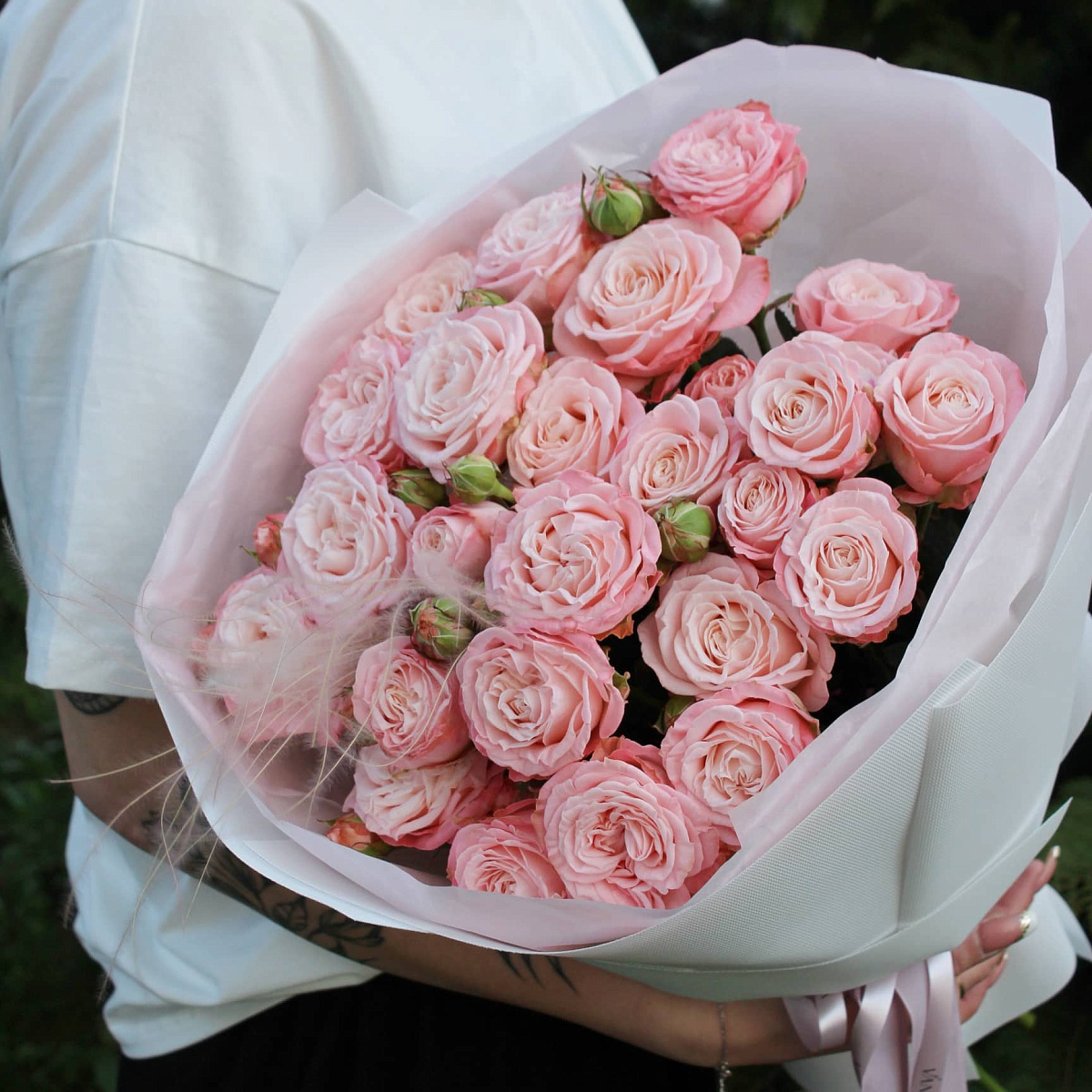 Букет из кремовых кустовых роз Бомбастик