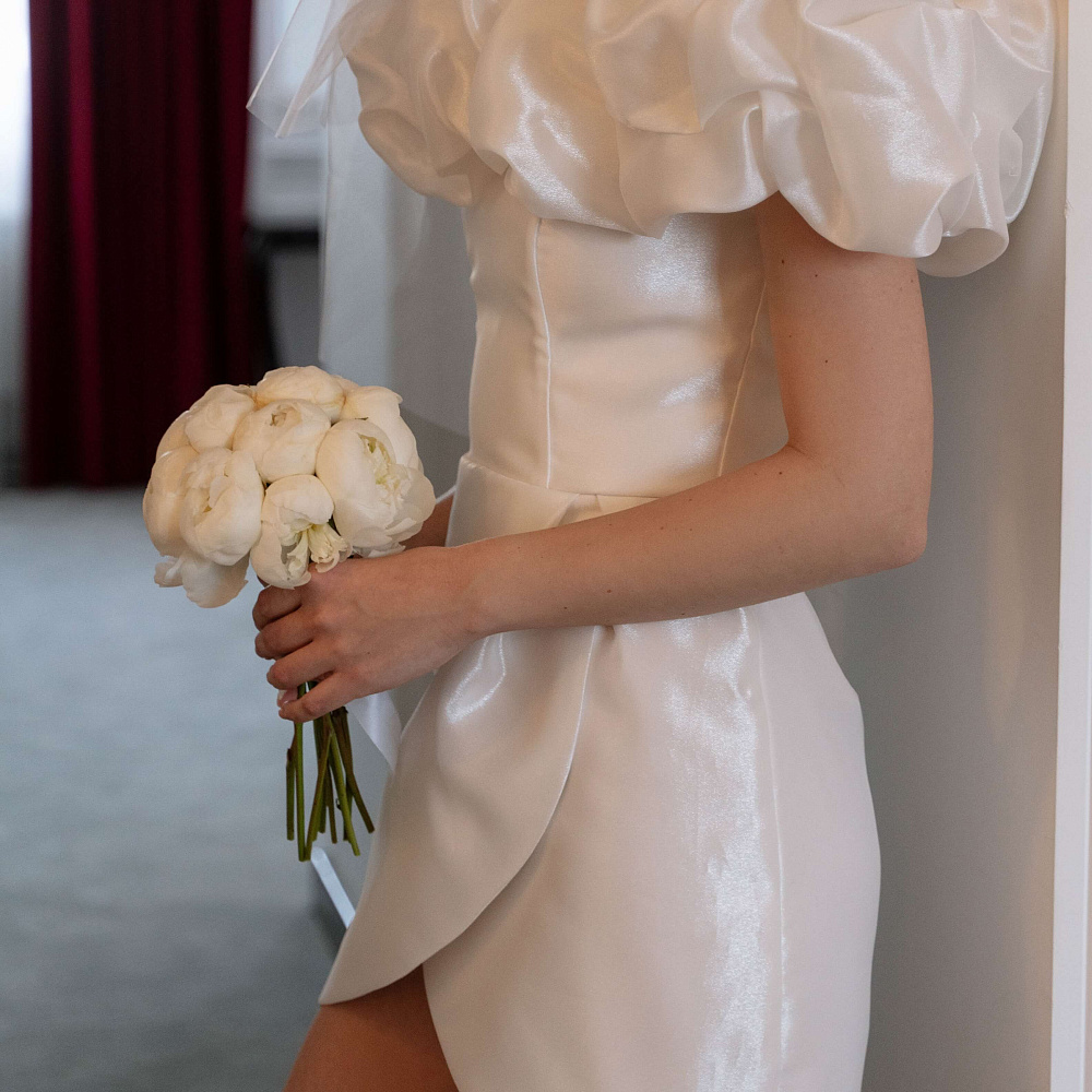 Букет невесты из белых пионов