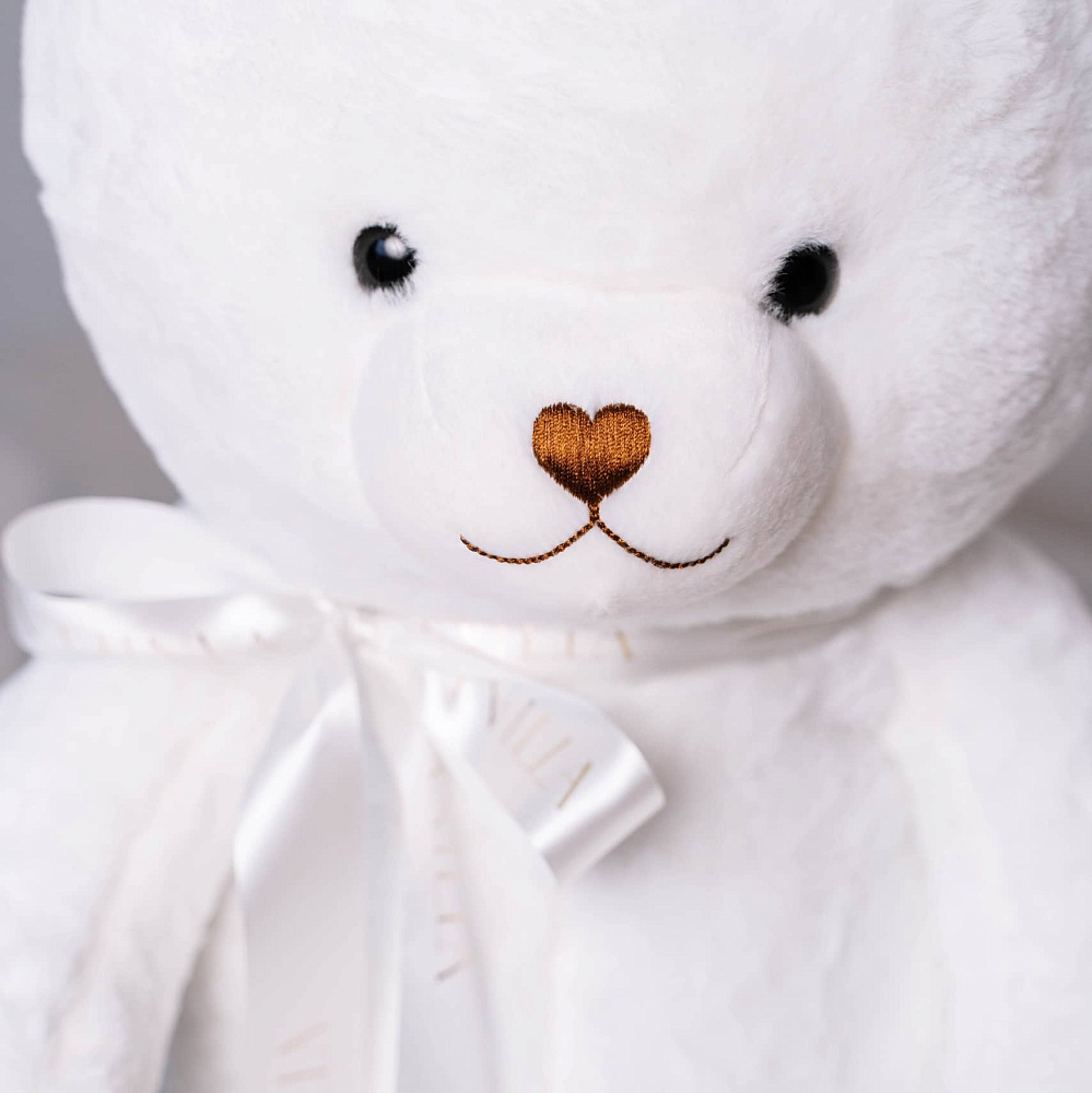 Большой белый плюшевый мишка