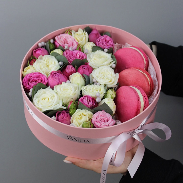 Коробка с розами и макарунами - изображение 2