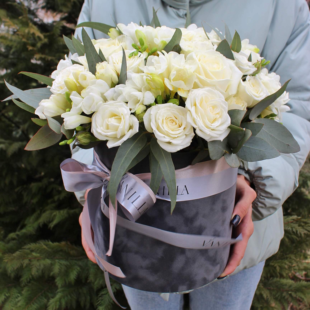 розы Шляпная коробка с белыми розами