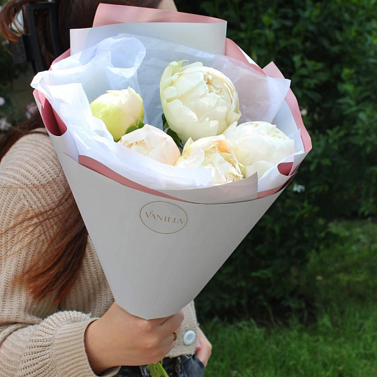 Букет из 5 белых пионов - изображение 2