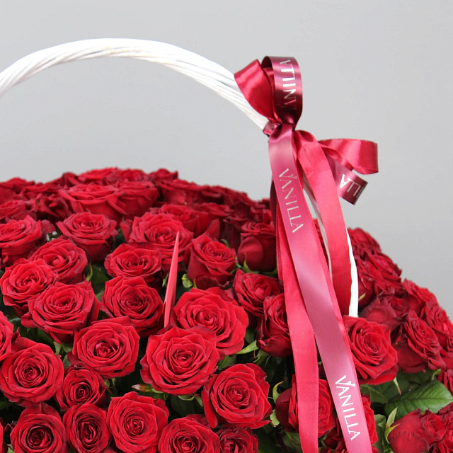 Букеты из роз: Букет из 119 роз в корзине