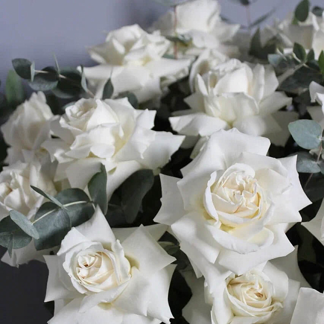 Композиции из цветов: Букет в корзине "Нежная Роскошь"