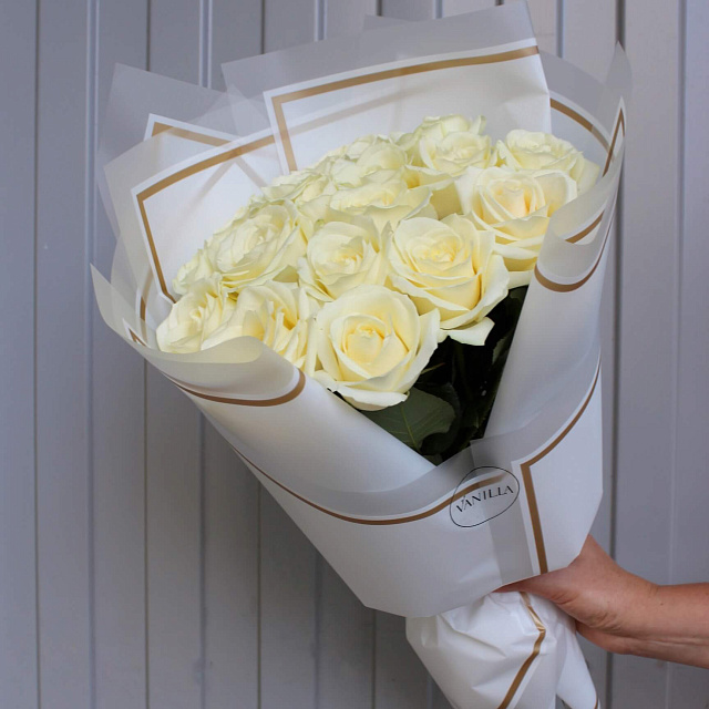 Букеты белых роз: Букет из 17 белых роз 60 см