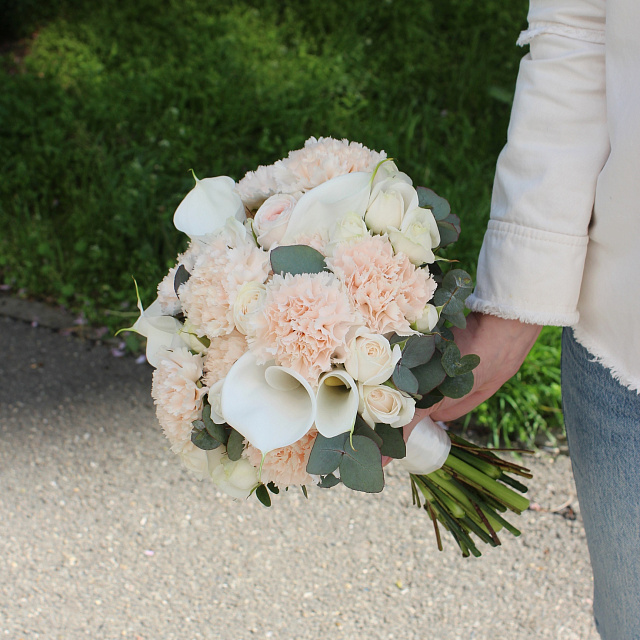 Цветы на праздник: Свадебный букет с каллами, розами и диантусами