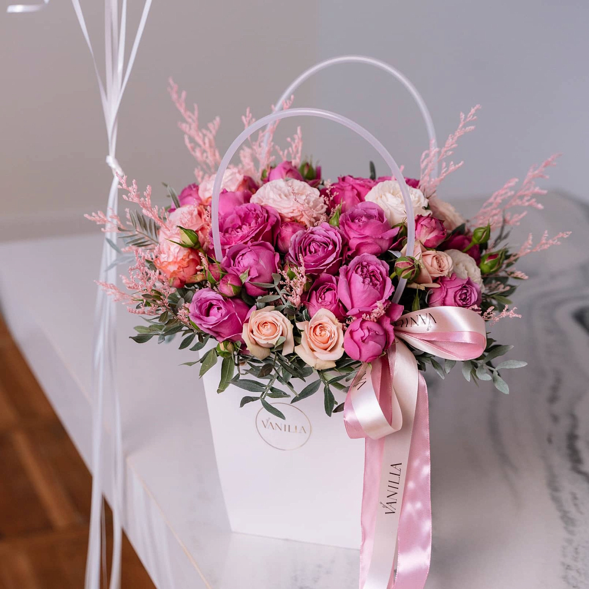 Пионовидные розы в сумочке