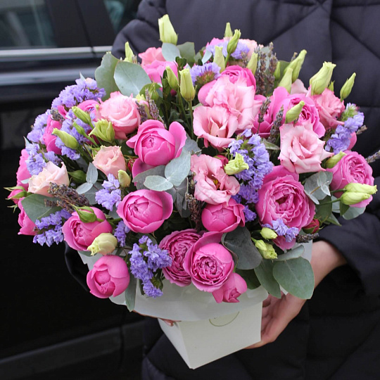 Коробочка с кустовыми розами и эустомой - изображение 2