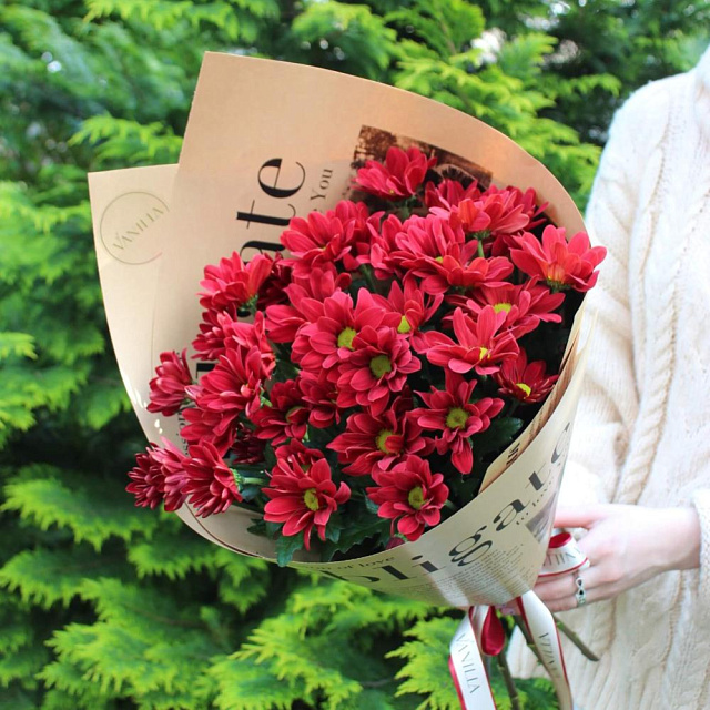 Букет из 5 веток ромашковой хризантемы в крафте - изображение 2