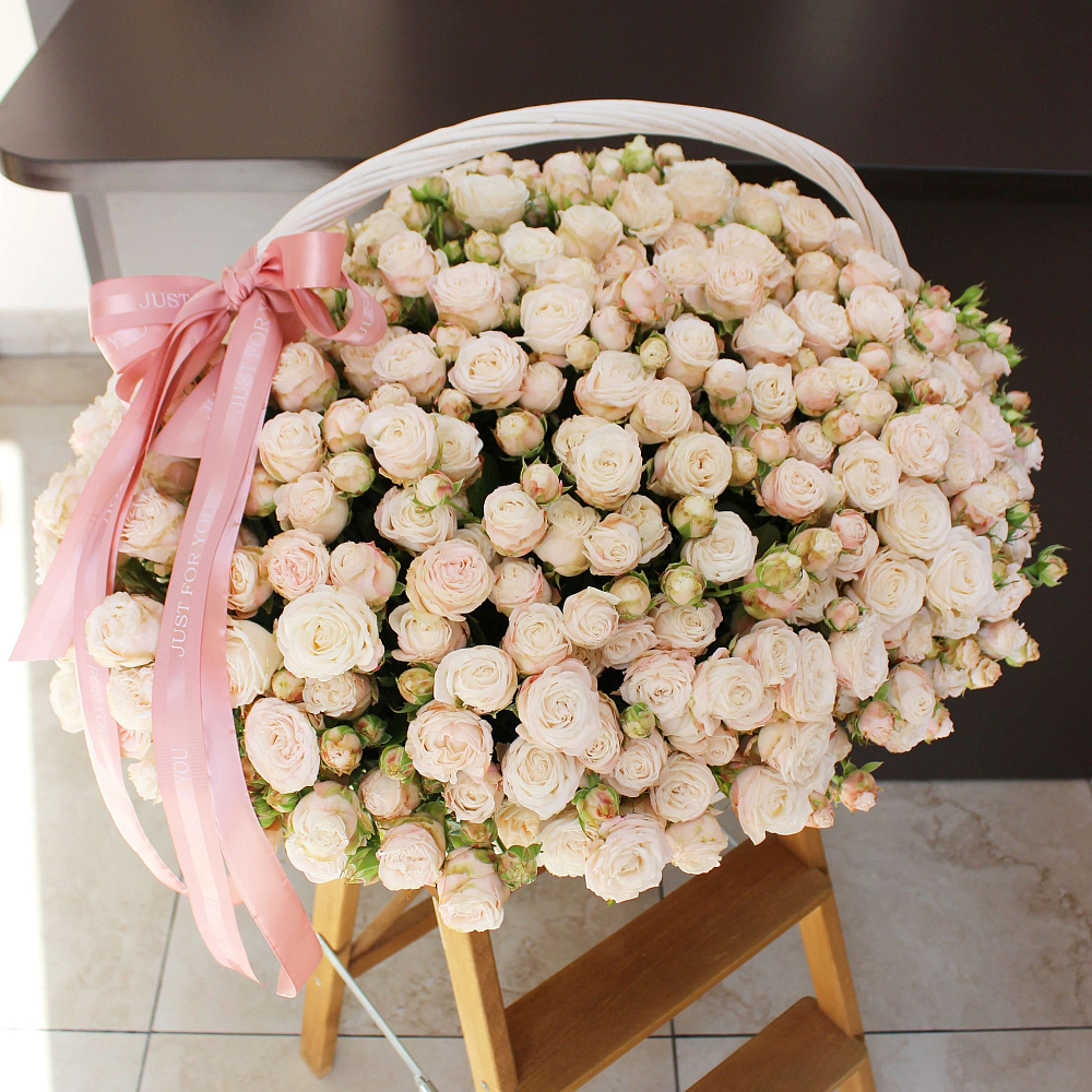 Корзина с пионовидной розой Бомбастик