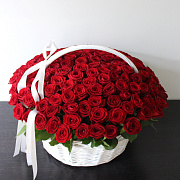Корзина из 151 красной розы