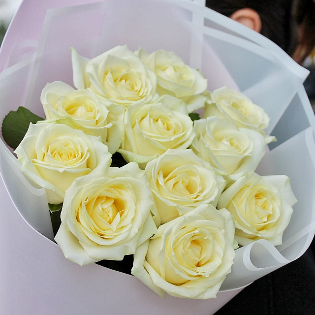 Букеты белых роз: Букет из 11 белых роз Аваланж 60 см