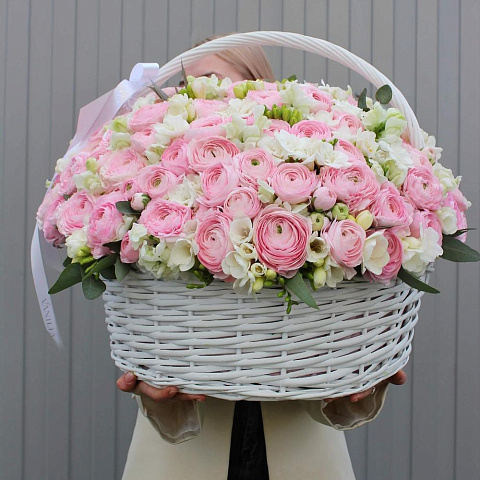 «Корзина с ранункулюсами» - изображение 2