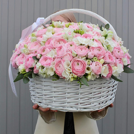 «Корзина с ранункулюсами» - изображение 2