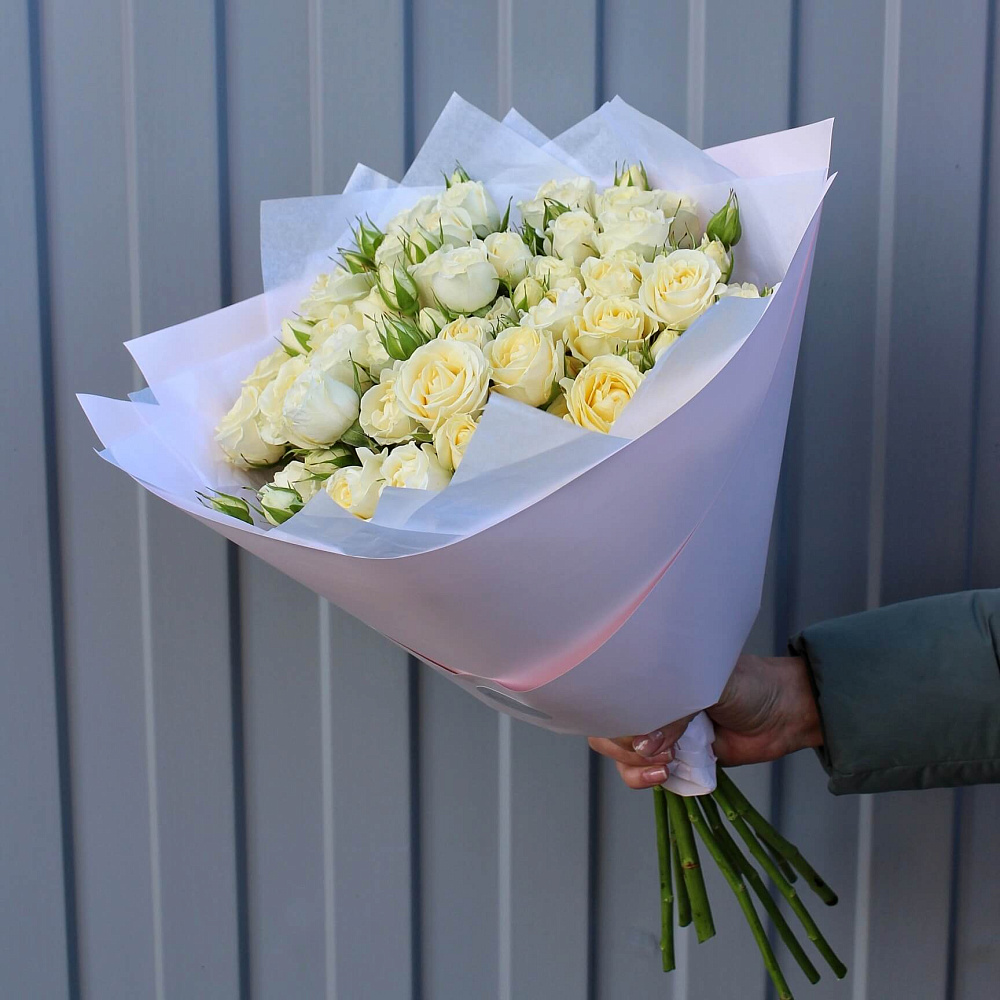 Белая кустовая роза Беларусь в оформлении