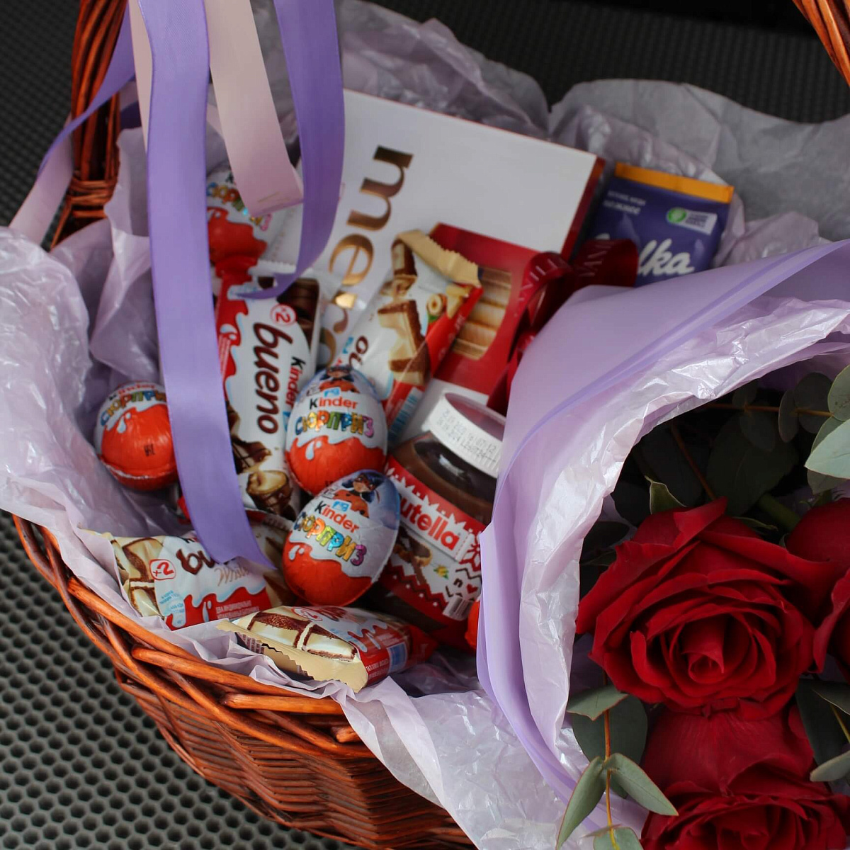 Корзина с цветами и сладостями