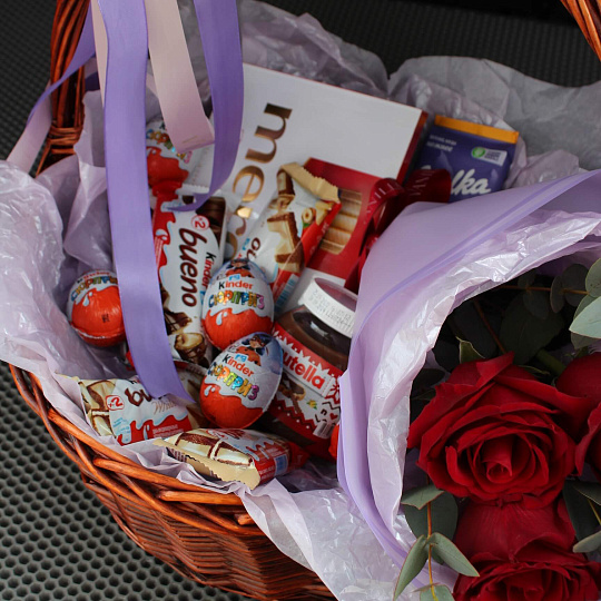 Подарки на 14 февраля: Корзина с цветами и сладостями