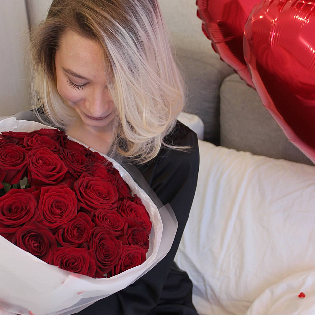 25 роз: Букет из 25 роз Ред Наоми 50 см