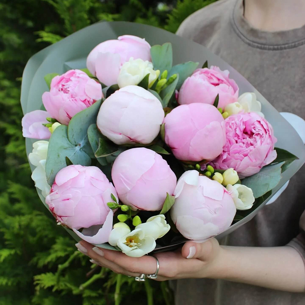 Нежный микс фрезий и пионов