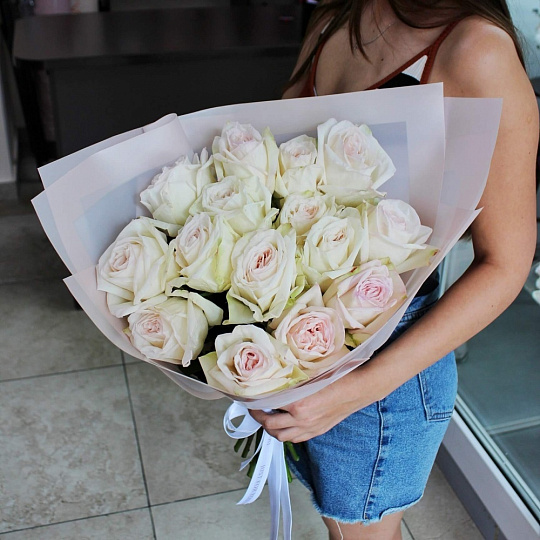 Букет из 15 белых парфюмированых роз