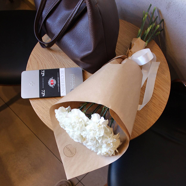 Набор из букета белых гвоздик и шоколада - изображение 2