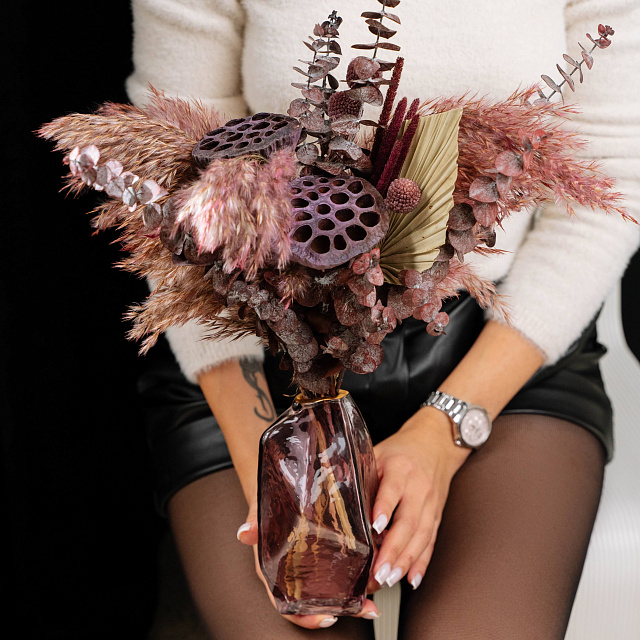 Цветы на праздник: Композиция с сухоцветами в вазе